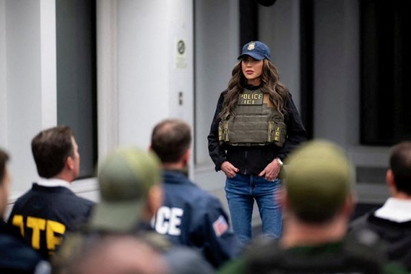 La secretaria de Seguridad Nacional de Trump se suma a las redadas de inmigrantes en Nueva York
