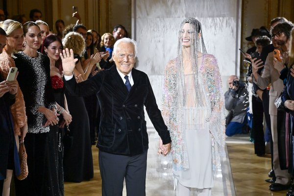 Armani Privé llena de luz la Alta Costura: las 5 claves del desfile que iluminó París