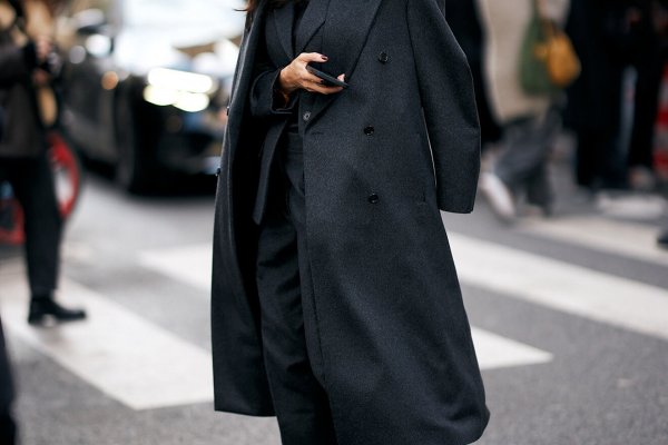 Para llevar el abrigo con estilo fíjate en las expertas en moda de París, del plumífero al de pelo