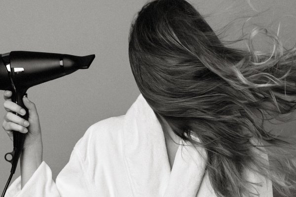 Esto es lo que ocurre a tu pelo si utilizas secador todos los días según esta dermatóloga