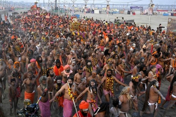 Reuniones cuatro veces cada 12 años en torno al néctar de la inmortalidad: así es el festival Kumbh Mela, en el que han muerto decenas de personas