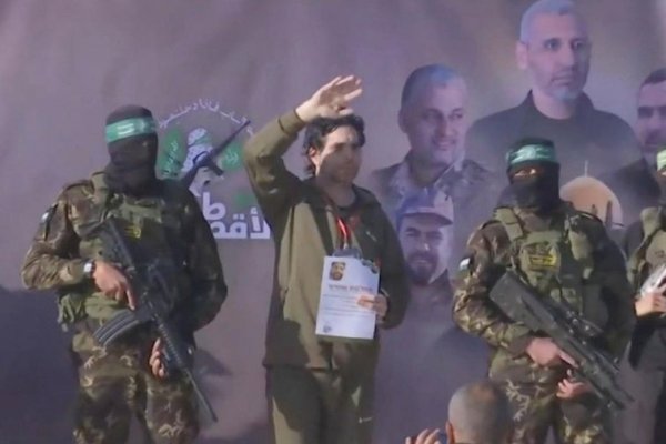 Hamás libera a dos de los tres rehenes de Israel acordados este sábado