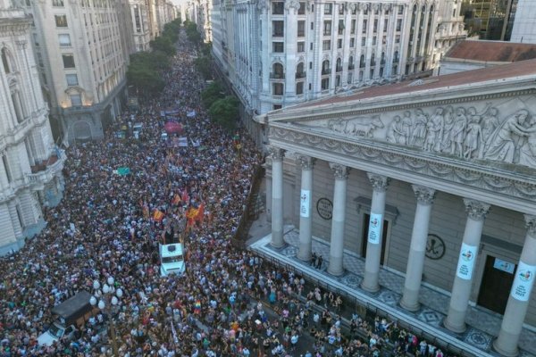 Miles de argentinos salen a la calle en repudio de las palabras de Milei en Davos