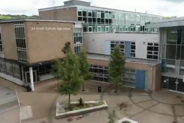 Un menor de 15 años apuñala mortalmente a otro en una escuela en Reino Unido