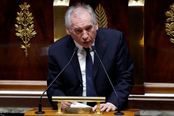 Bayrou fuerza la aprobación de los presupuestos en Francia y la izquierda presenta una nueva moción de censura