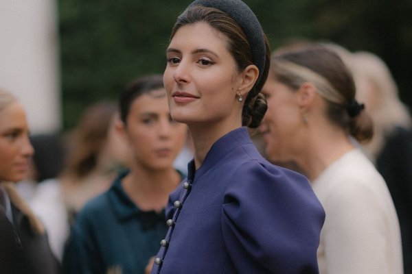 Esta falda clásica es la que llevan las chicas cool como María de la Orden, Blanca Miró o Sassa de Osma