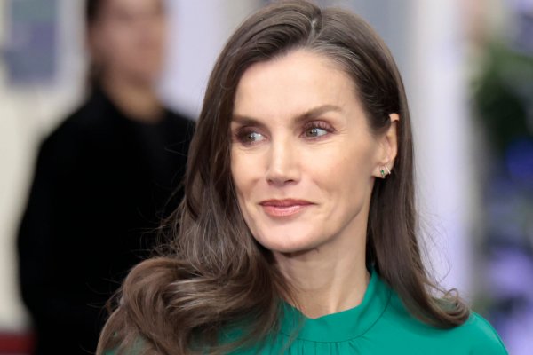 El vestido con mensaje de la reina Letizia, color verde esperanza para un día clave en su agenda