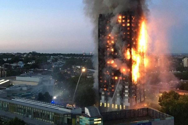 Controversia por la demolición de la torre Grenfell, el bloque de viviendas de Londres donde murieron 72 personas