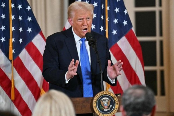 Trump congela la ayuda a Sudáfrica, a la que acusa de «violaciones de derechos» contra la minoría blanca