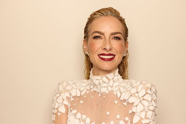 El maquillaje clean look con labios potentes de Kira Miró, la gran tendencia de 2025 vista en los Premios Goya 2025
