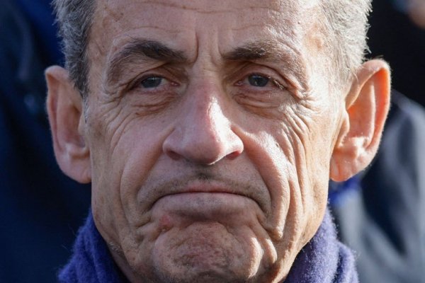 La nueva vida de Sarkozy, con toque de queda y brazalete electrónico
