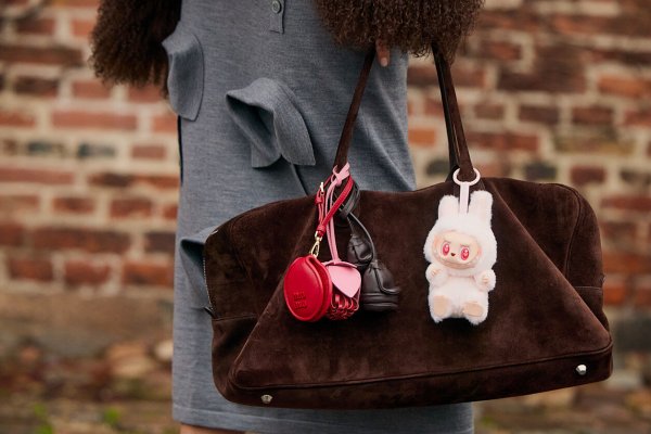 Decorar tu bolso con charms se ha convertido en la tendencia del momento (y no solo para la generación Z)