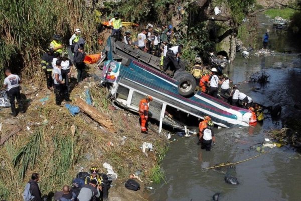 Más de 50 muertos al caer un autobús por un puente en Guatemala