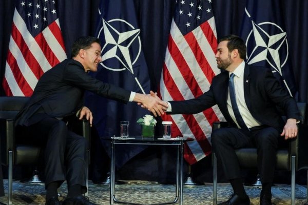 El vicepresidente de EE.UU. amenaza a Rusia con sanciones y el envío de tropas a Ucrania si no hay acuerdo de paz