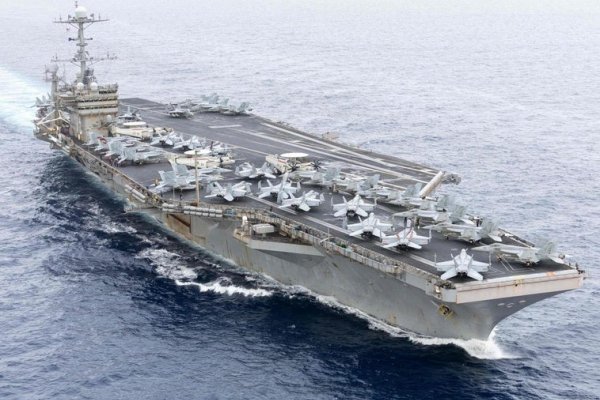 El portaaviones nuclear USS Harry Truman choca contra un carguero en el Mediterráneo