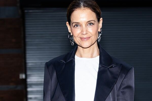 El blazer es el abrigo de la primavera y Katie Holmes tiene dos looks para sofisticarlo al máximo