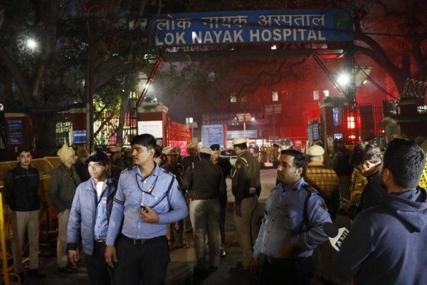 Al menos 18 muertos en una estampida en una estación de tren de Nueva Delhi durante la mayor fiesta religiosa del mundo