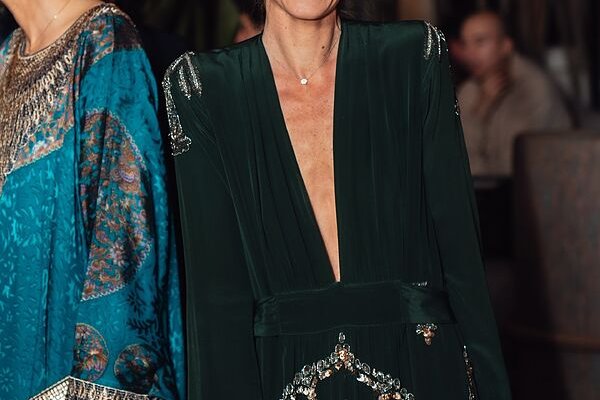 La invitada más elegante del fin de semana tienen un vestido joya precioso de una firma colombiana