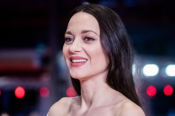 El espectacular look de belleza de Marion Cotillard en la Berlinale que puedes conseguir con cuatro básicos de maquillaje