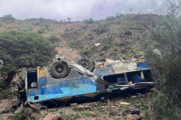 Al menos 31 fallecidos y 15 heridos tras la caída de un autobús por un barranco de 800 metros en Bolivia