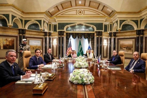 EE.UU. y Rusia sientan las bases de las negociaciones de paz al margen de Ucrania y la UE