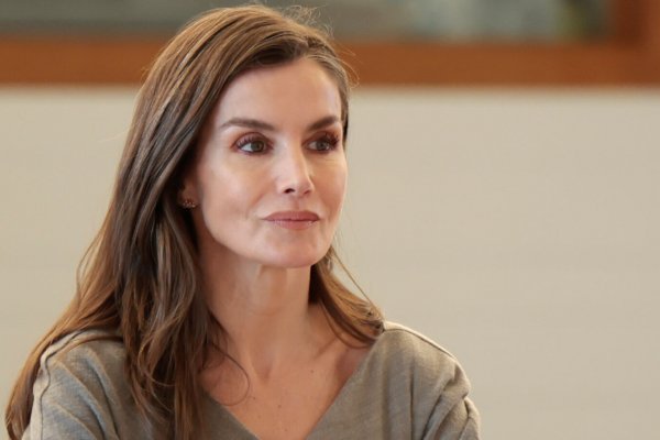 La reina Letizia borda el look minimalista con este vestido de escote cruzado y botas altas