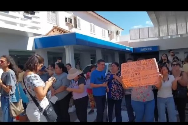 Frente a la municipalidad de Corrientes: protesta contra el recorte de pasajes gratis para discapacitados