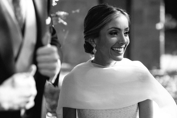 La novia asturiana con guantes que brilló con un diseño sencillo que jugaba con las texturas