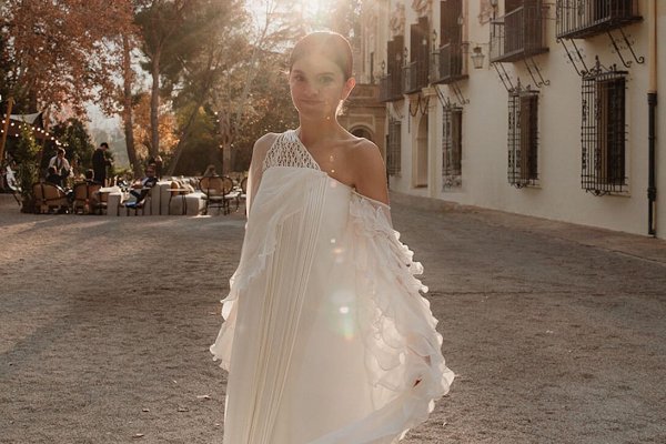 La novia bohemia y su fabuloso vestido con metros y metros de muselina