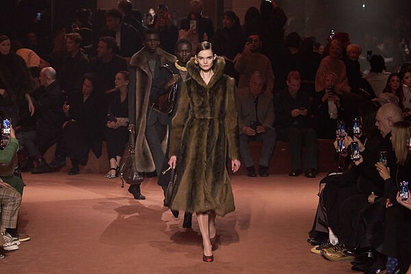 Fendi celebró ayer 100 años de vida con un desfile exquisito (con Sarah Jessica Parker en el front row)