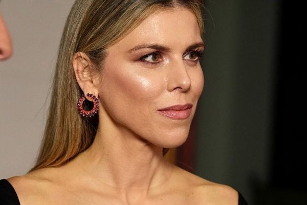 Manuela Villena, lección de estilo con un vestido elegantísimo y escote con truco