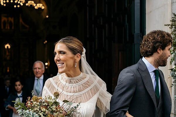 La novia de invierno que nos enamoró con su vestido con cuello de inspiración victoriana