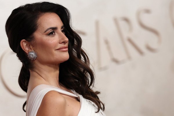 Todo lo que deseamos en los vestidos de novia de 2025 lo tiene el look de Penélope Cruz en los Oscars