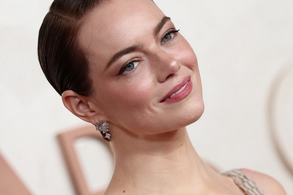 Emma Stone perfecciona su corte de pelo pixie en los Oscar 2025 con el peinado de invitada que nunca falla