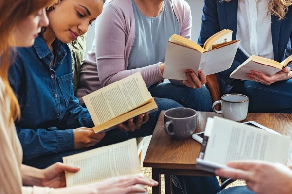 Asistí a la primera Reading Party de Madrid y estas han sido mis impresiones sobre leer acompañada de desconocidos