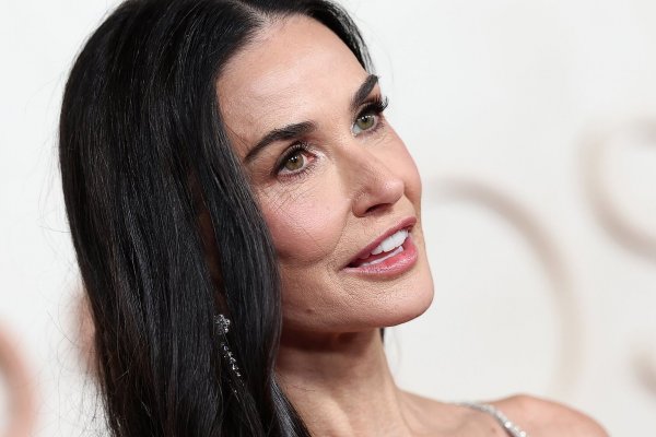 Demi Moore y su vestido con miles de cristales en la alfombra roja de los Oscars que nos ha dejado sin palabras
