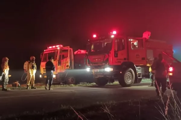 Gran incendio en Paraje Loma Alta amenazó viviendas y una escuela