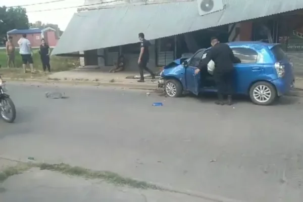 En un barrio capitalino, auto chocó un comercio y derrumbó parte del techo