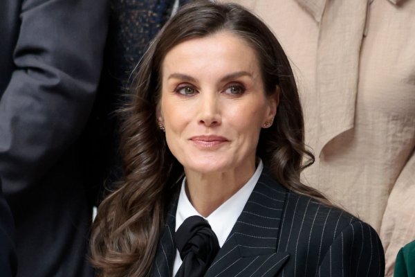 La reina Letizia sorprende en Oviedo con el look tendencia que también ha llevado Melania Trump