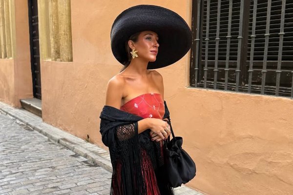 Un diez para la invitada sevillana que combinó una falda vintage y un mantón de Manila
