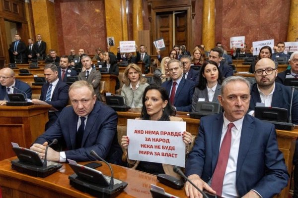 Diputados de la oposición serbia lanzan granadas de humo en el Parlamento