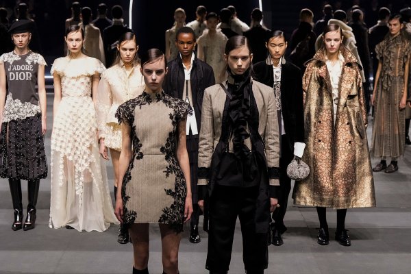 Las 5 claves del desfile de Dior para el otoño, de Virginia Wolf a los vestidos de noche más exquisitos