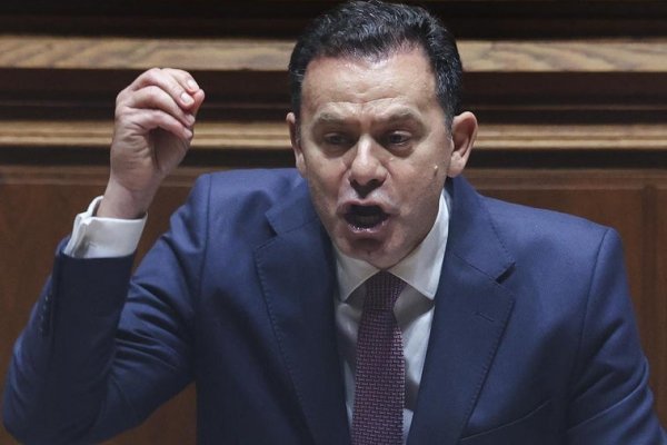 El Gobierno portugués salva una moción de censura en medio de una grave crisis política