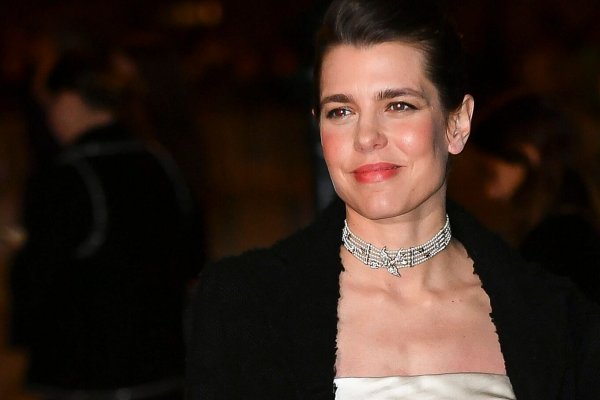 El vestido de Carlota Casiraghi lleva décadas en el armario de las parisinas con más estilo