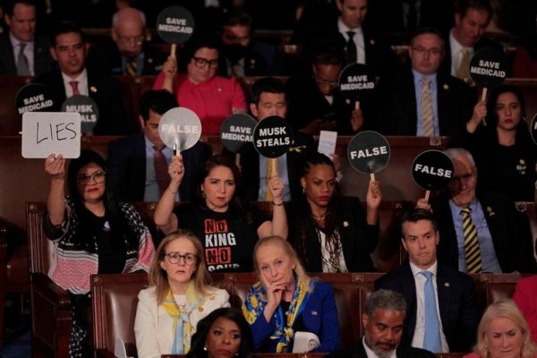Caos en el Capitolio: expulsiones, gritos y boicots marcan el discurso de Trump
