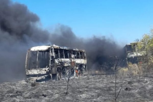 Toda una flota de colectivos y tres camiones incendiados por un feroz foco urbano