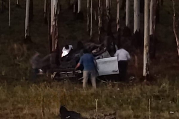 Impactante despiste y vuelco de una camioneta en una ruta correntina