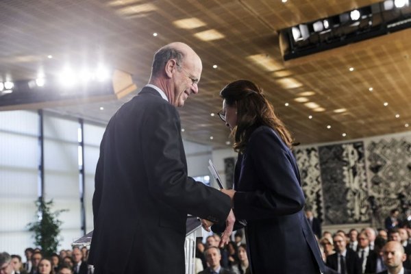 Francia crea un fondo de 200 millones de euros para financiar proyectos de empresas francesas en Ucrania