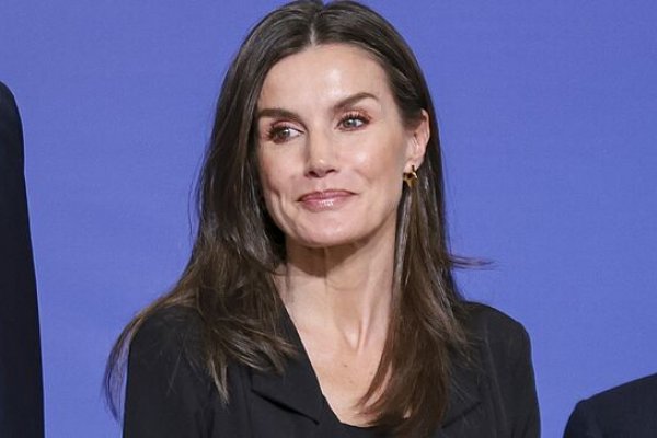 La invitada más cool de París y la reina Letizia coinciden en el look más elegante de la temporada