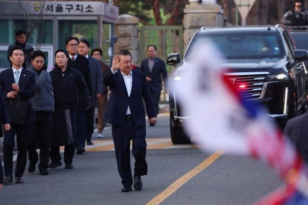 Sale de prisión el presidente destituido de Corea del Sur 52 días después de ser detenido por la ley marcial fallida